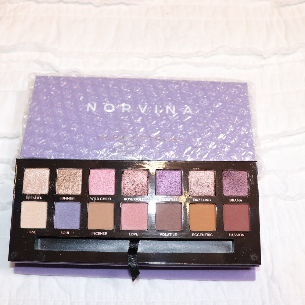 Norvina Eyeshadow Palette